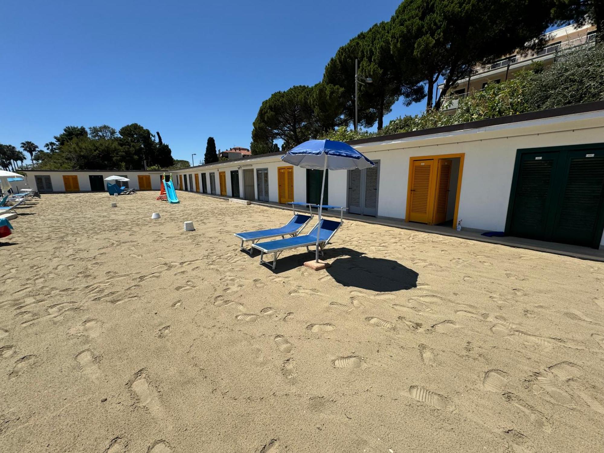 Tirrenia Beach House - Sea Front With Private Beach Sanremo Exteriör bild
